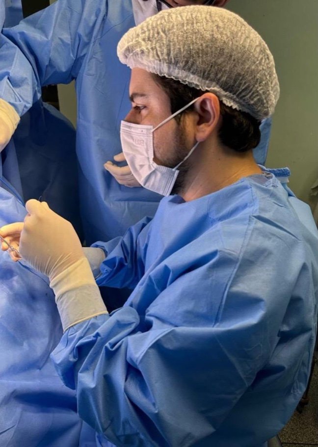 Dr. Youri Andrikopoulos em procedimento cirúrgico, coloproctologista em Higienópolis, São Paulo